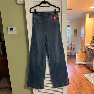 BNWT Spanx wide leg trouser detail jeans! These jeans have a cuffed hem.